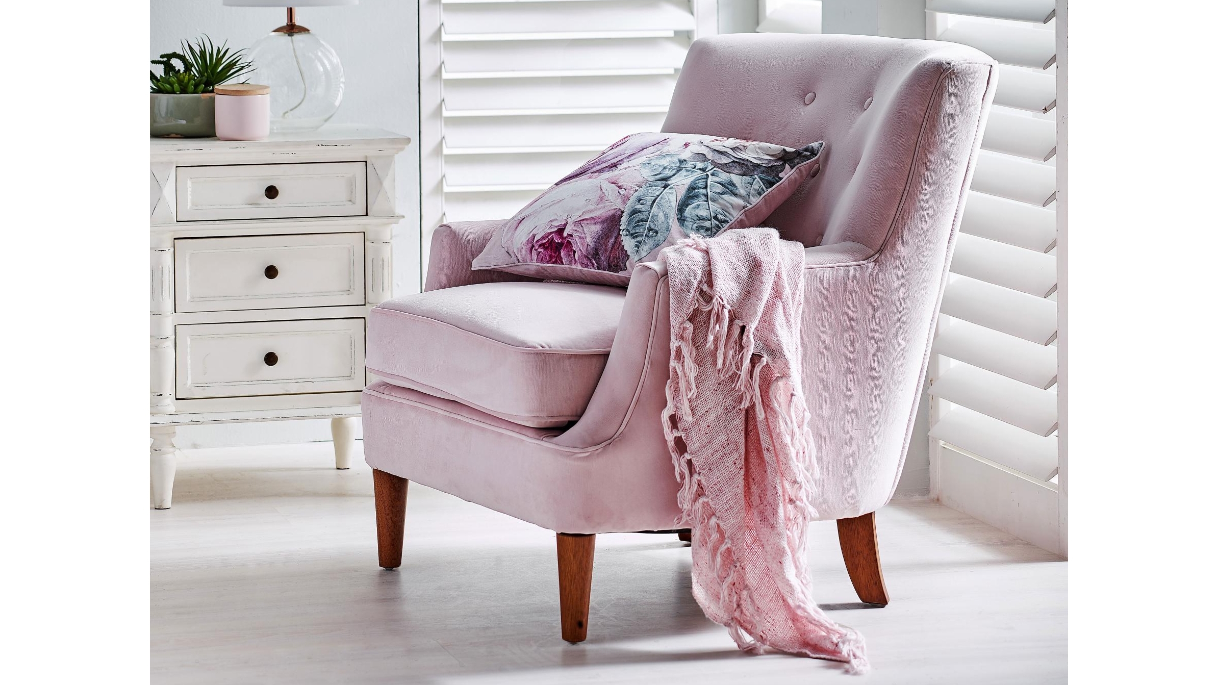 Light pink bedroom discount chair