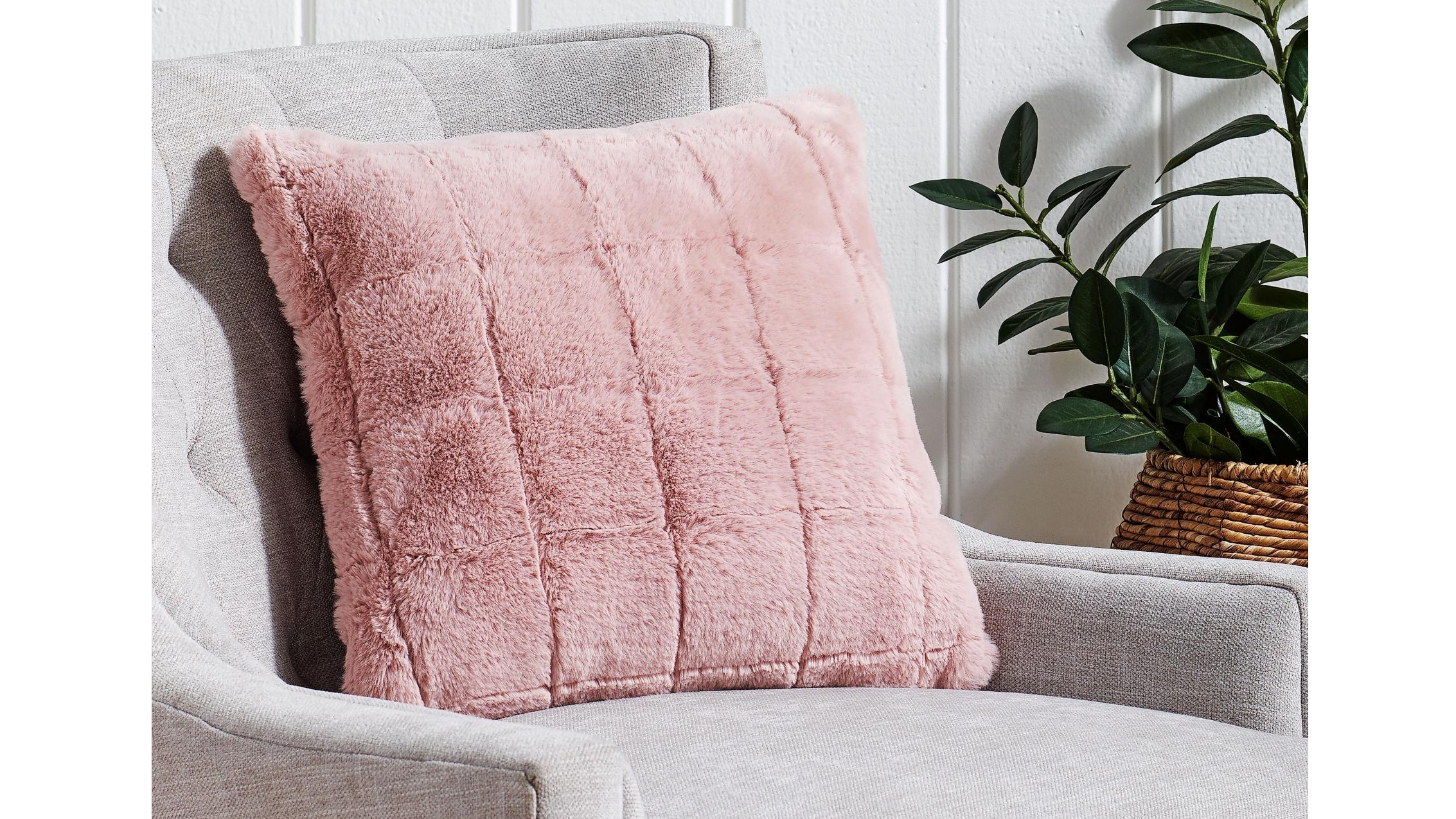 L'Avenue Geneva Blush Cushion