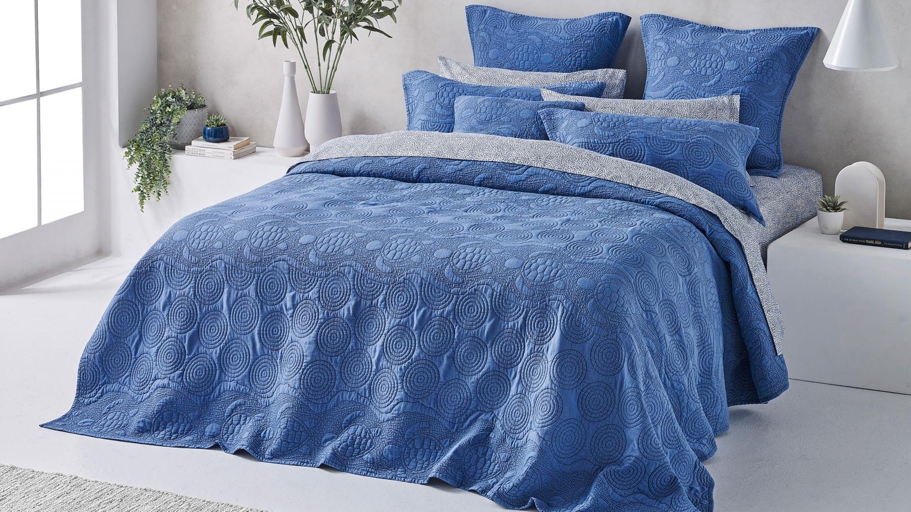 Ngunandhira Turtles Navy Coverlet Set - Super King