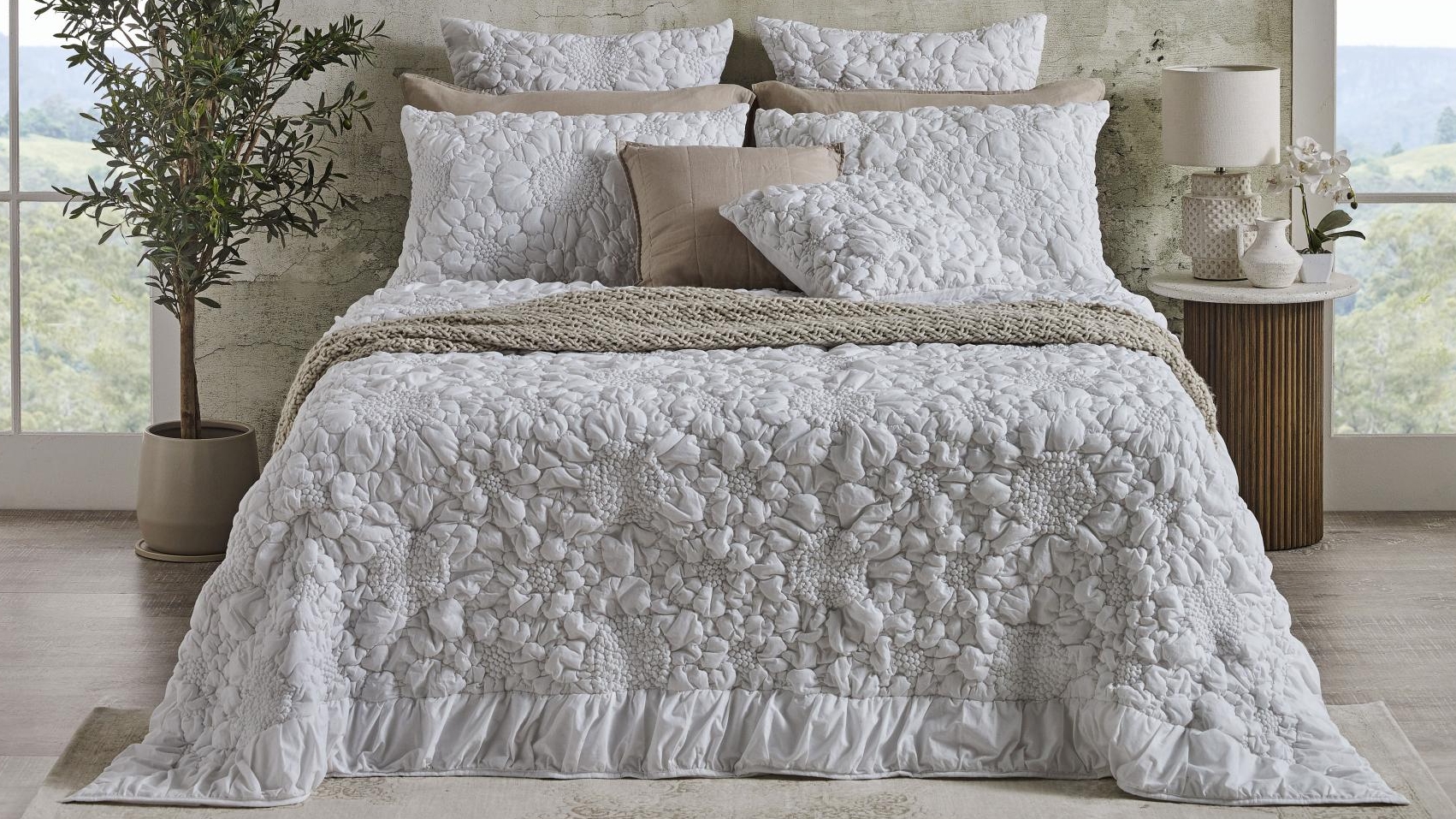 L'Avenue Luxury Magnolia Quilted White Quilt Cover Set - Queen