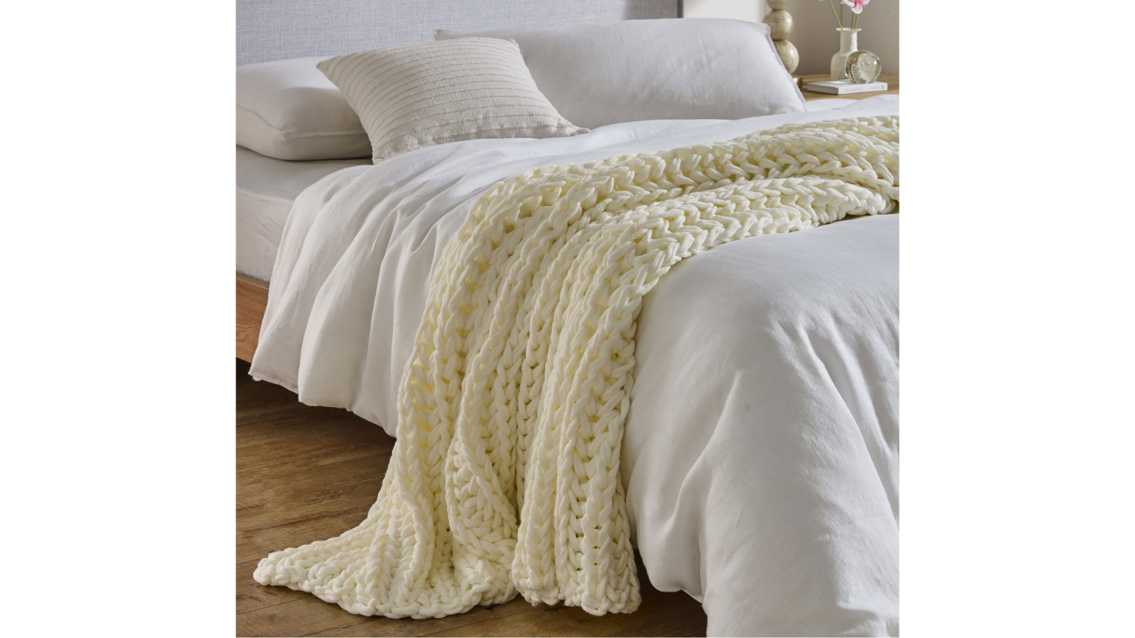 L'Avenue Luxury Aria Chunky Throw - White