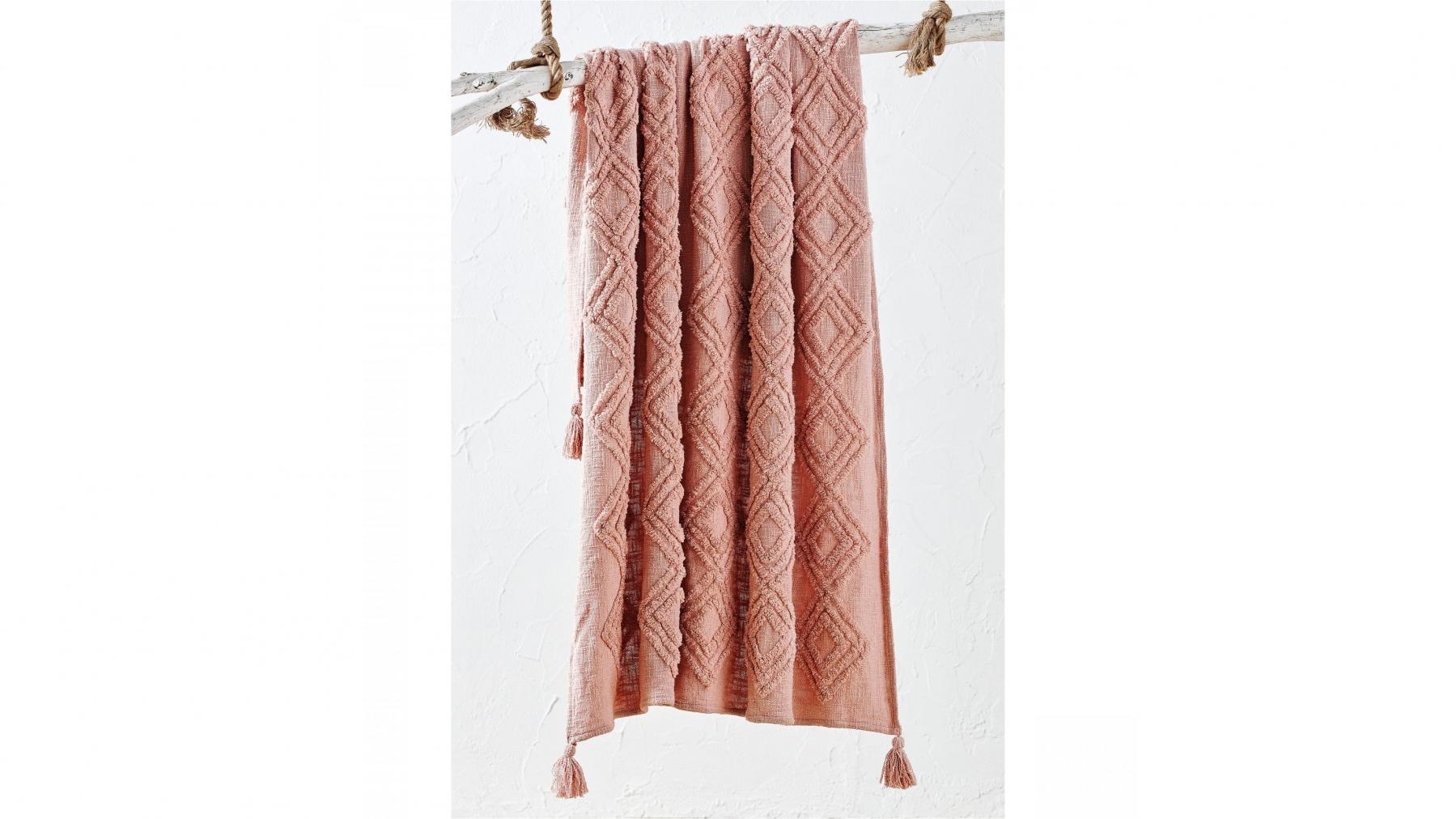 L'Avenue Atmosphere Rose Throw