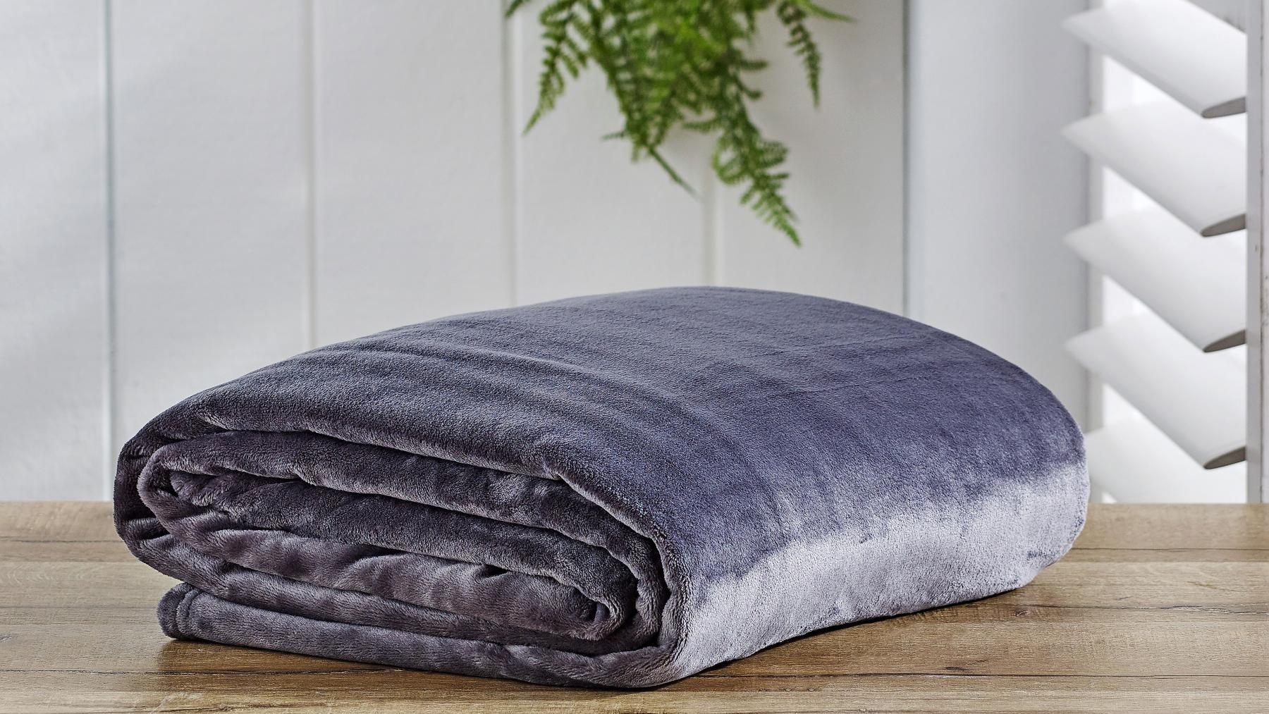 L'Avenue Aberdeen Charcoal Plush Blanket 
