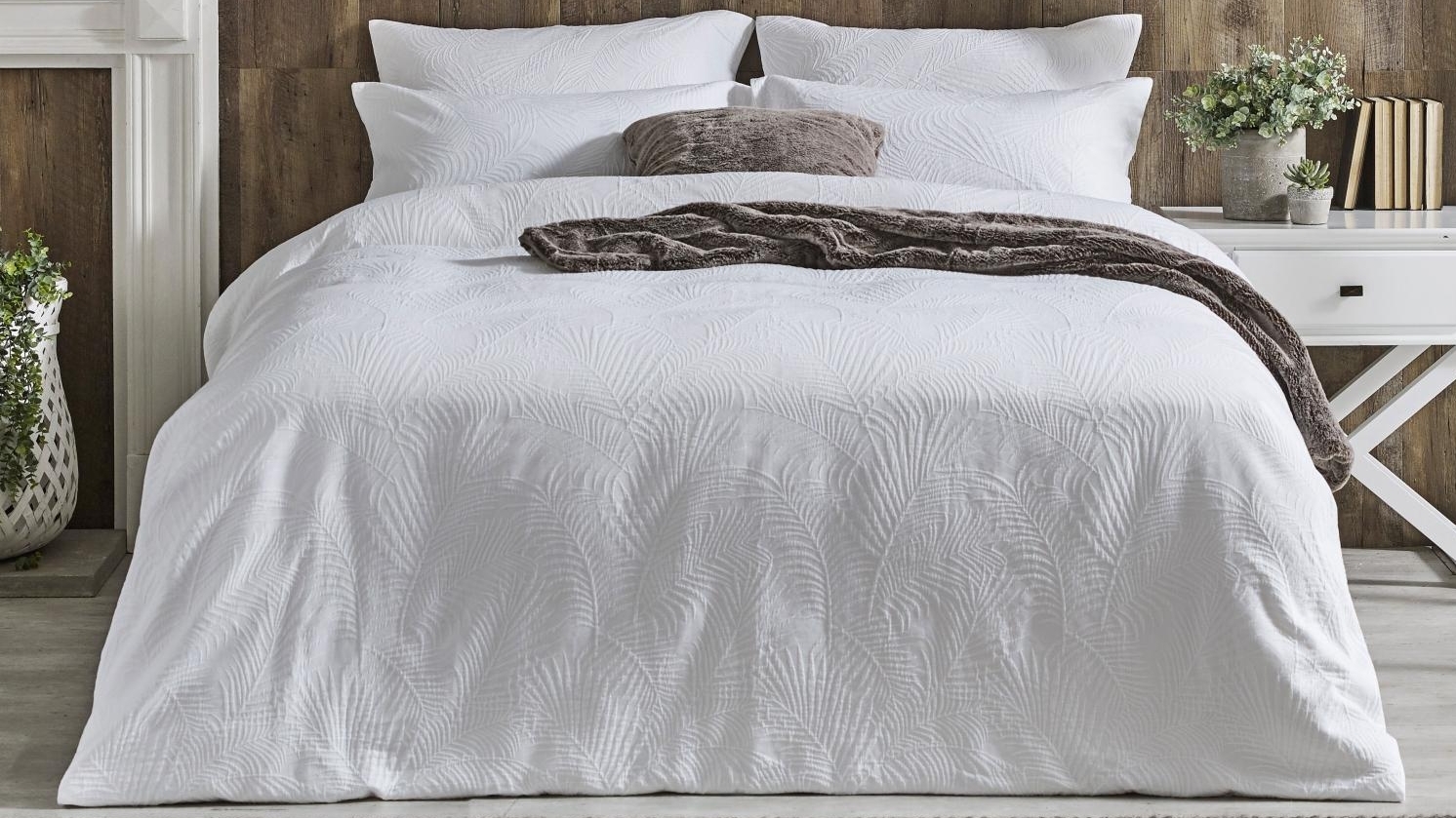 L'Avenue Elk White Quilt Cover Set - Queen