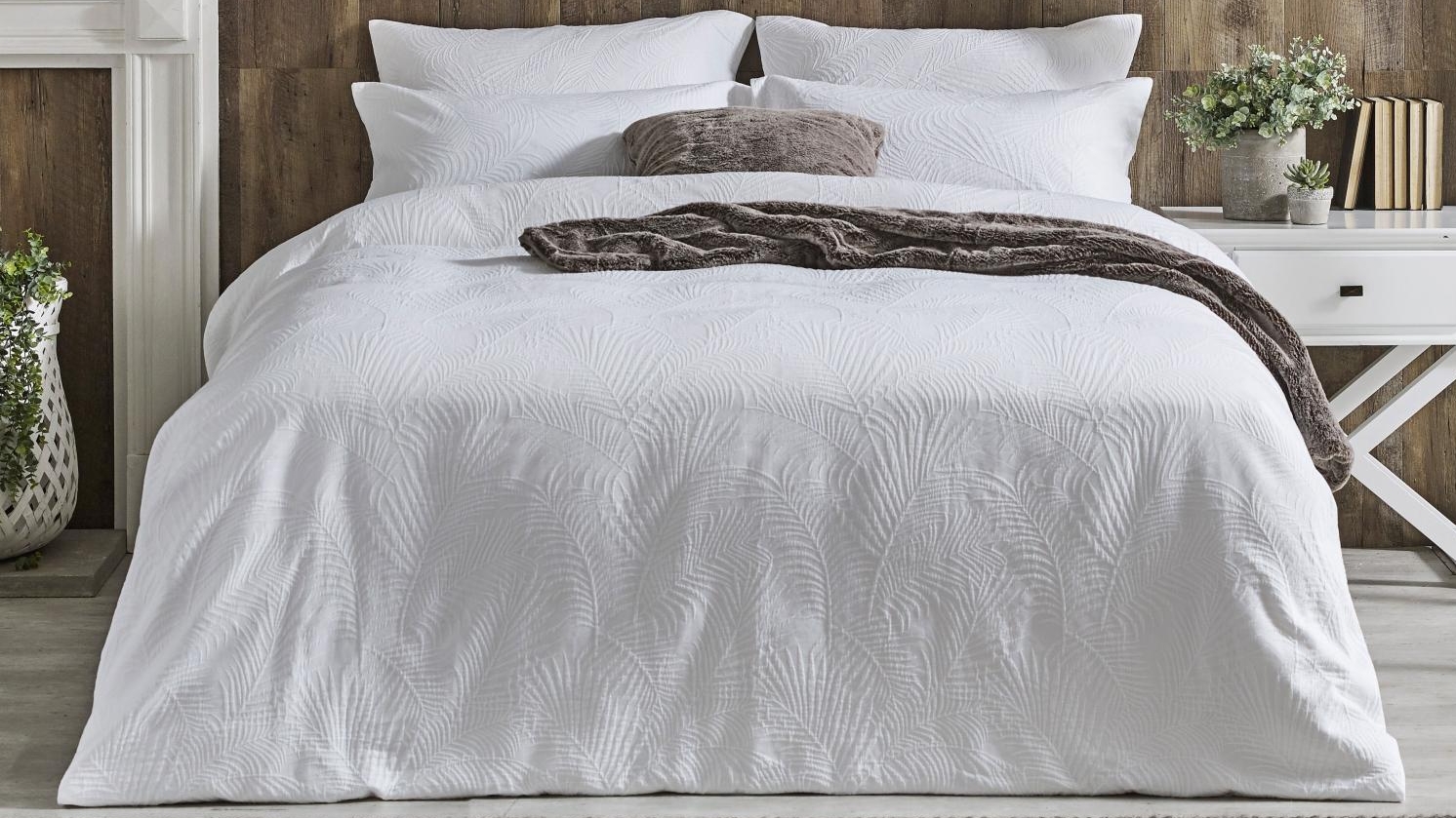 L'Avenue Elk White Quilt Cover Set - Double
