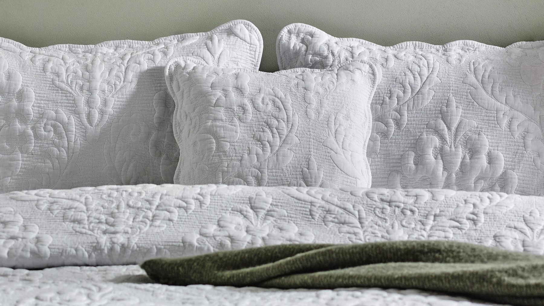 L'Avenue Chelsea White Cushion