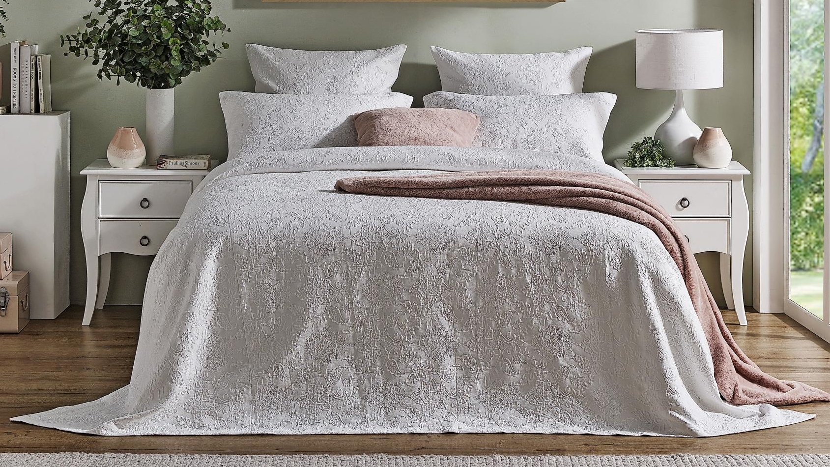 L'Avenue Sofia Coverlet Set - Queen/King