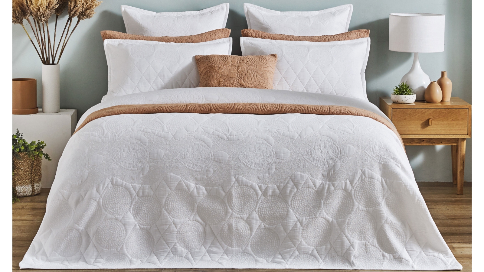 Ngunandhira Migrating Turtles White Quilt Cover Set - Queen