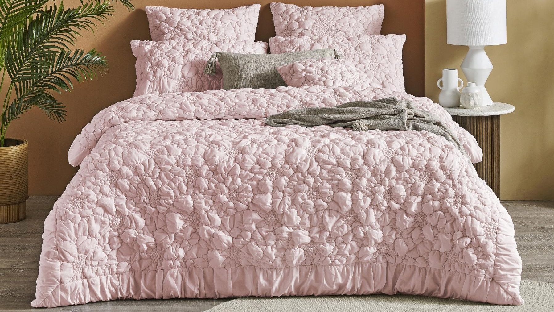 L'Avenue Luxury Magnolia Quilted Pink Quilt Cover Set - Queen