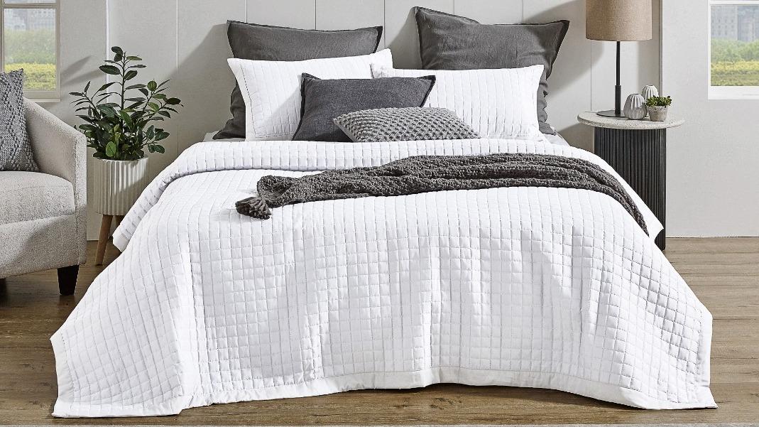 L'Avenue Kingston White Coverlet Set - Queen/King