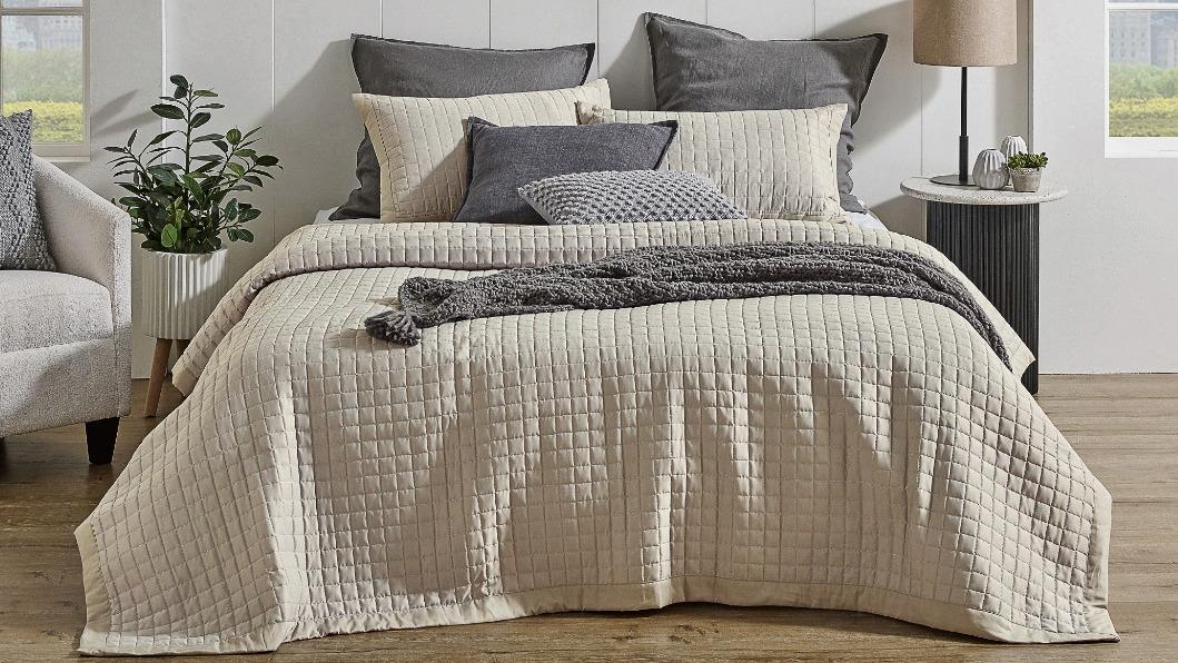 L'Avenue Kingston Sand Coverlet Set - Queen/King