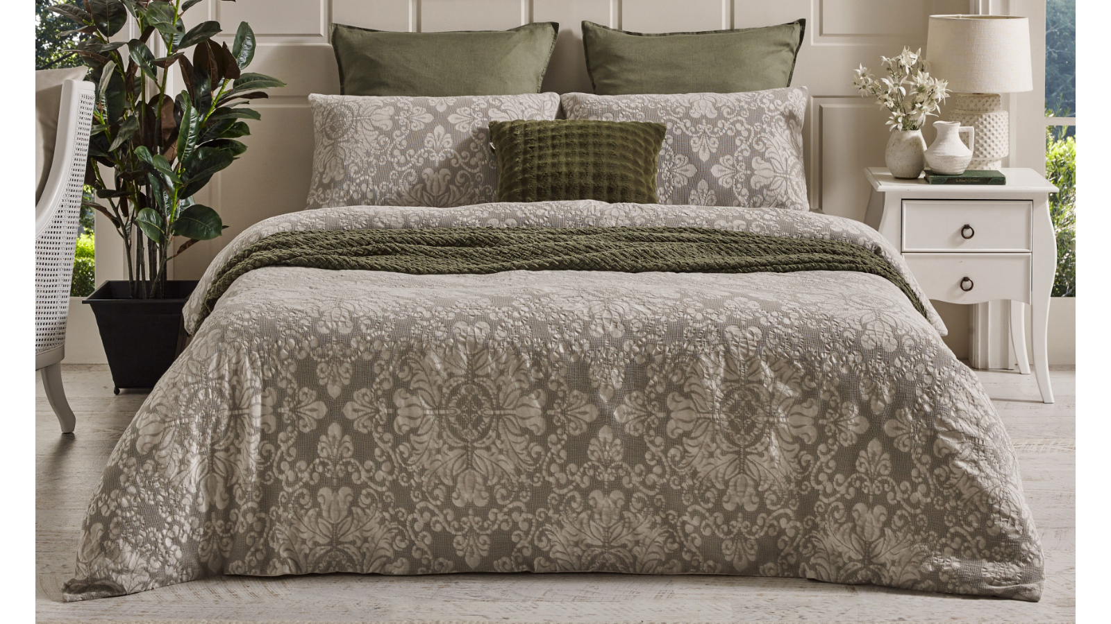 L'Avenue Luxury Beatrice Silver Quilt Cover Set - Queen