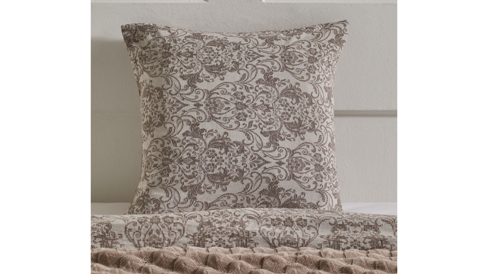 L'Avenue Luxury Danica Cushion