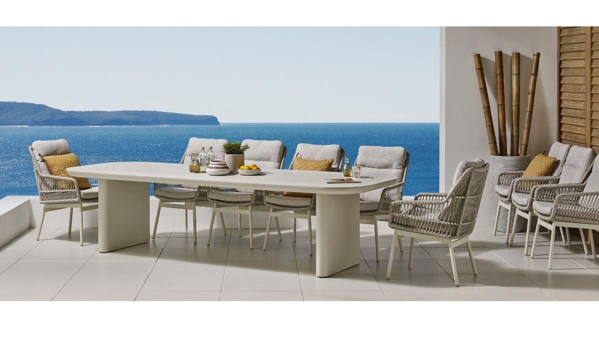 Maya Outdoor Oval Dining Table