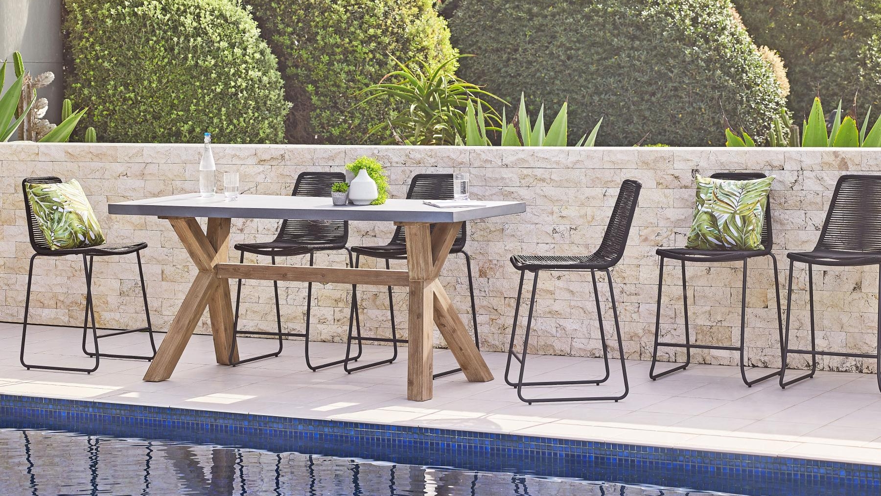 Paso outdoor outlet bar table