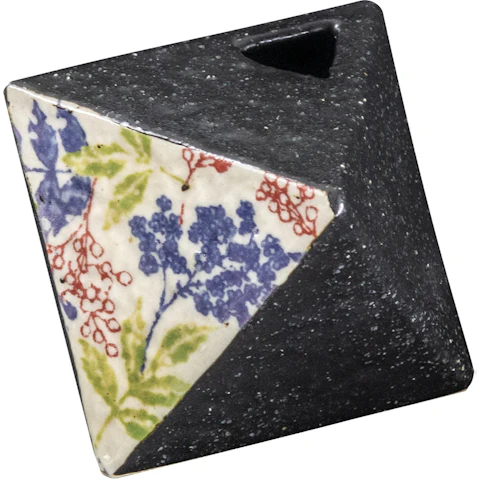 Omotenashi Triangle Vase - Black