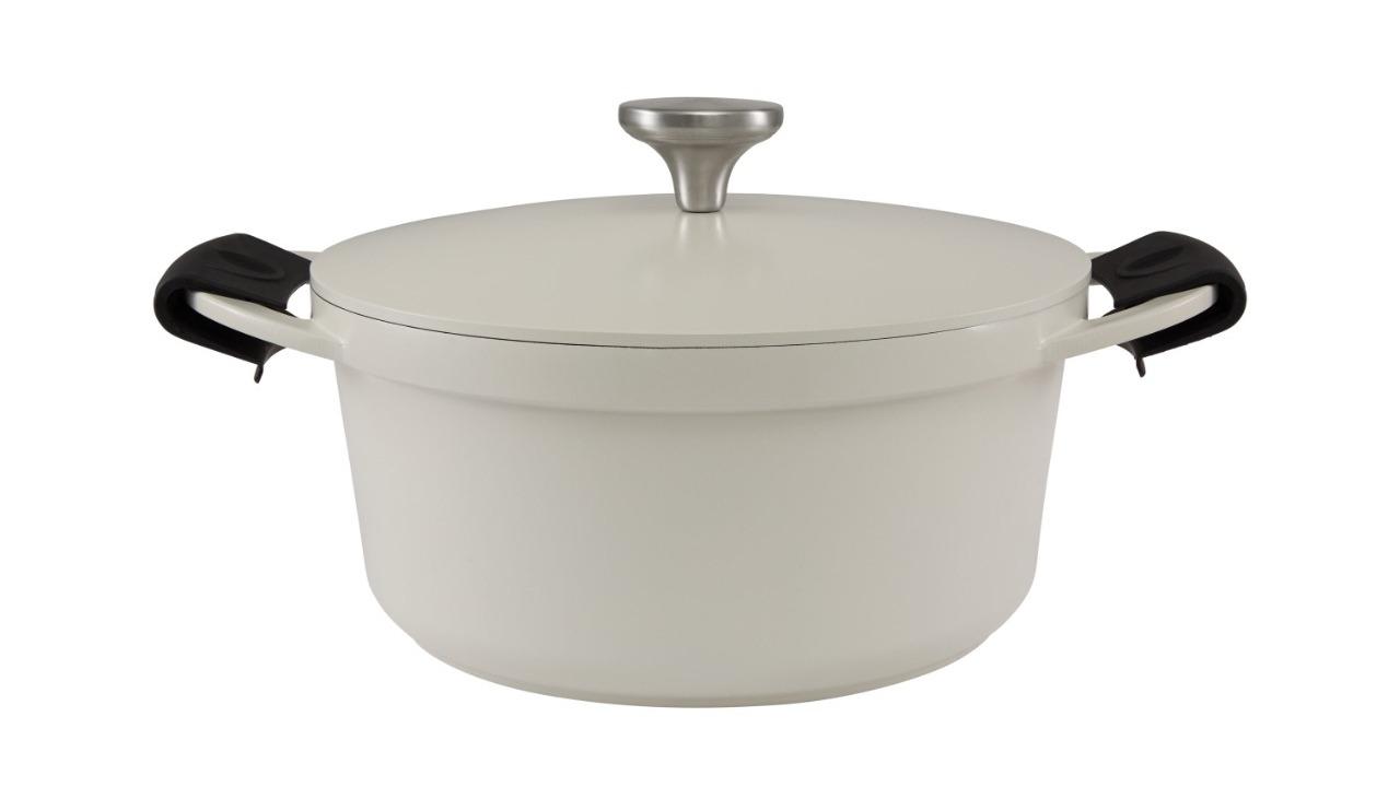 Maxwell & Williams Ecru Non-Stick Cast Lite Casserole - 24cm