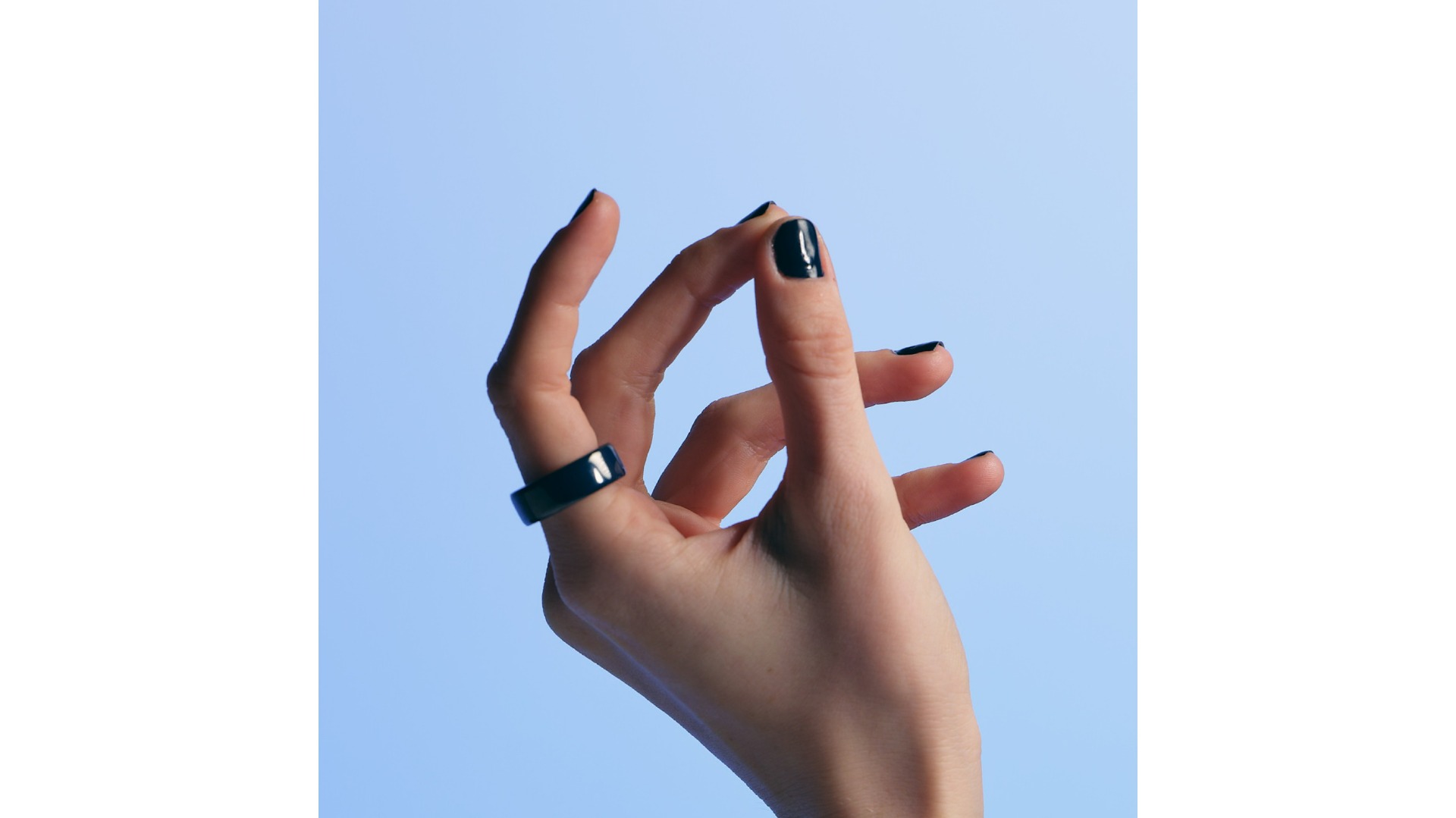 Oura Ring 4 Ceramic Midnight - Size 9 | Harvey Norman