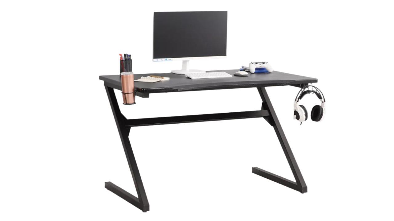 Pretty & Practical Gaming Desk with Carbon Fiber Leg