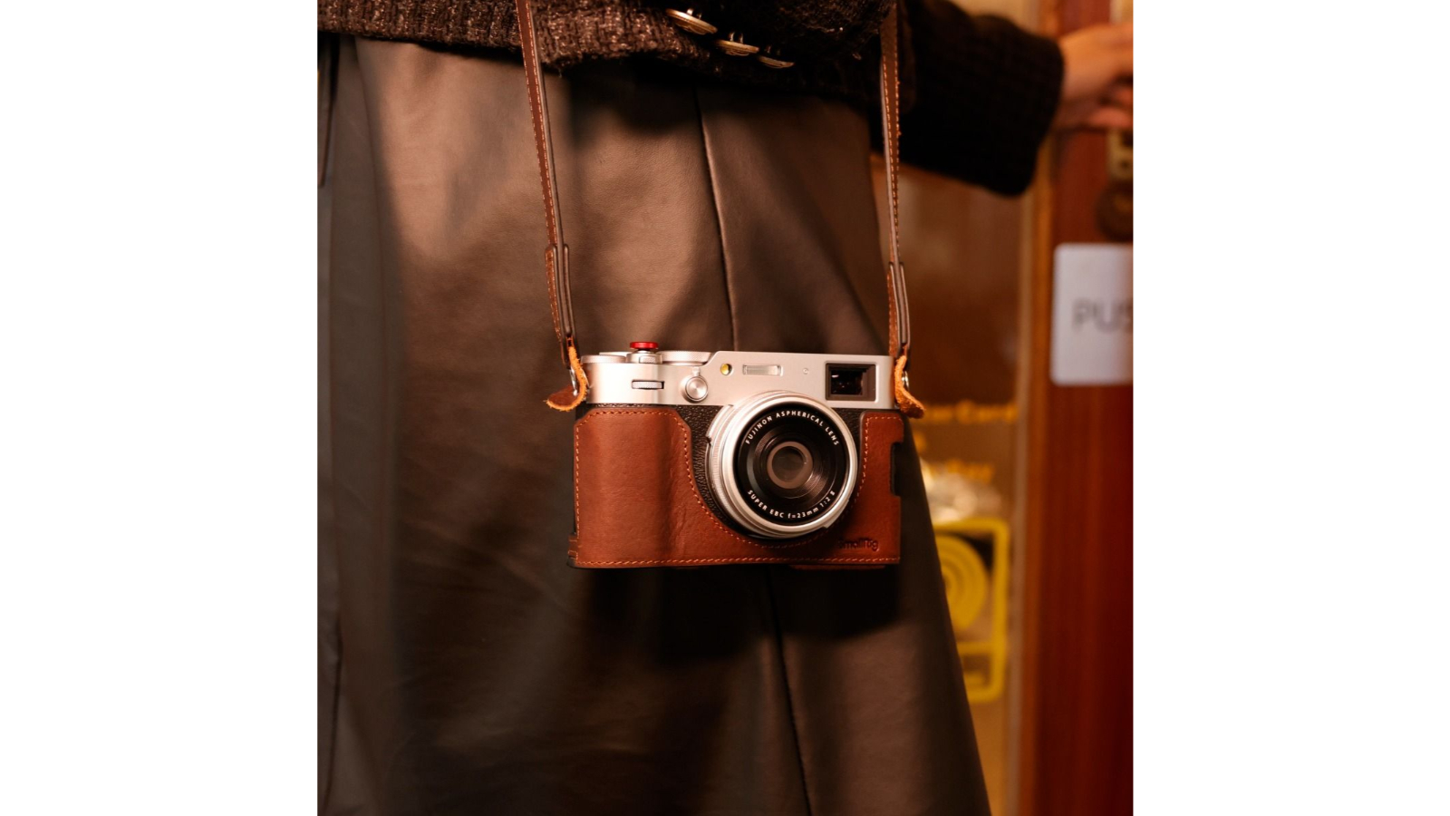 SMALLRIG Custodia In Pelle Per FUJIFILM X100VI - Mezza Custodia Con Tracolla, Protettiva - Foto 11