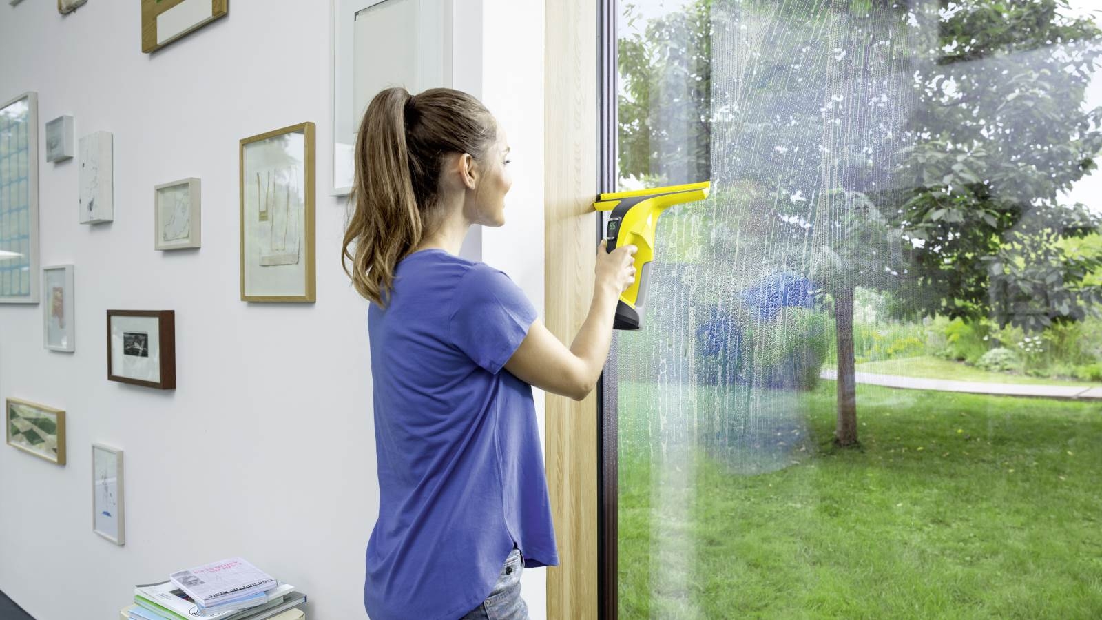 Когда можно мыть окна. Для мойки окон приспособления. Мытье окон. Чистые окна. Мойка окон в квартире.