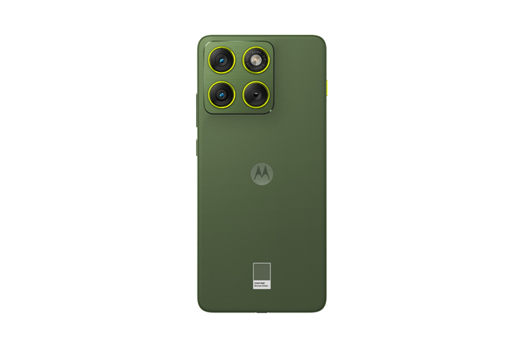  Triple Camera System with moto AI 