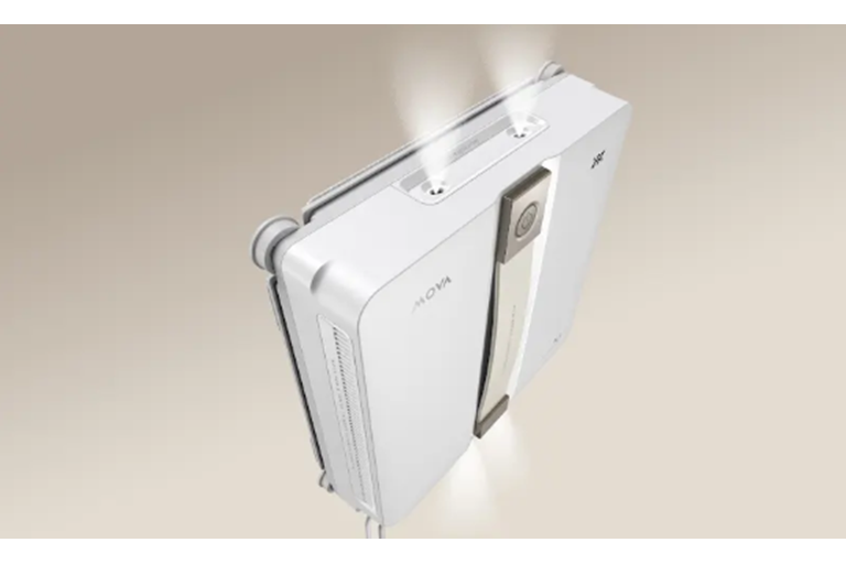  Dual-Wing Mist-Cleaning System Shines While It Glides 