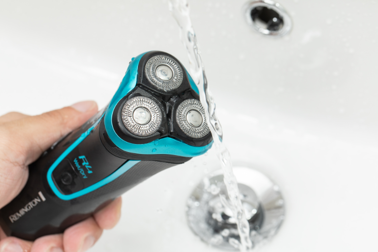  Wet and Dry Shaving Capability 