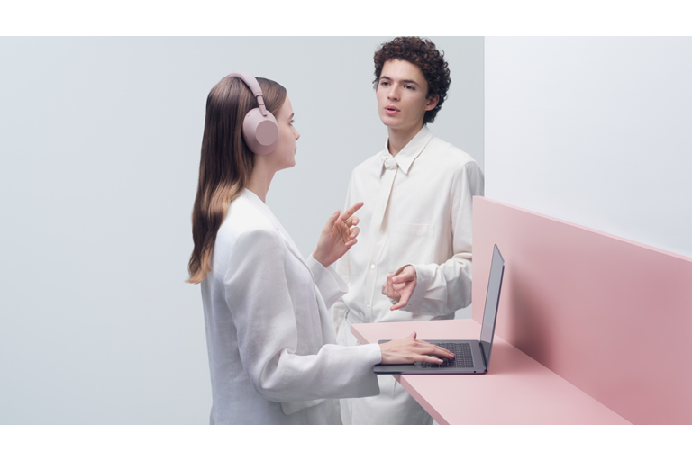  Hi-Res Audio with Integrated V2 Processor 